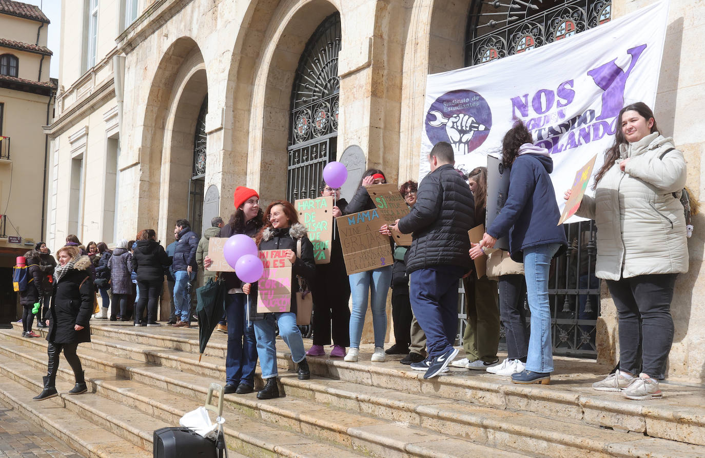 El Ayuntamiento de Palencia conmemora el 8M con tres generaciones de mujeres