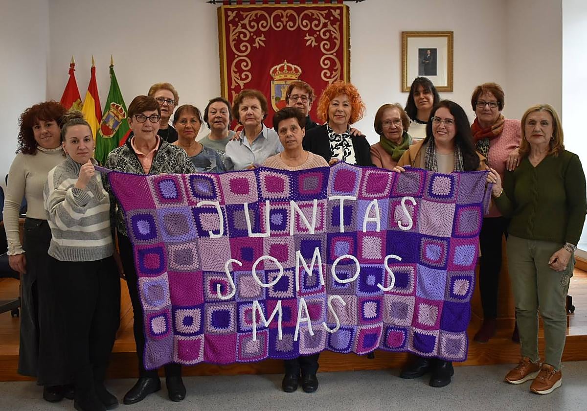 Las mujeres cigaleñas reunidas en el salón de plenos del Ayuntamiento