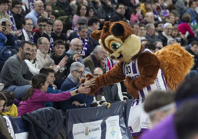 Dunky, la nueva mascota del UEMC, saluda a los aficionados.