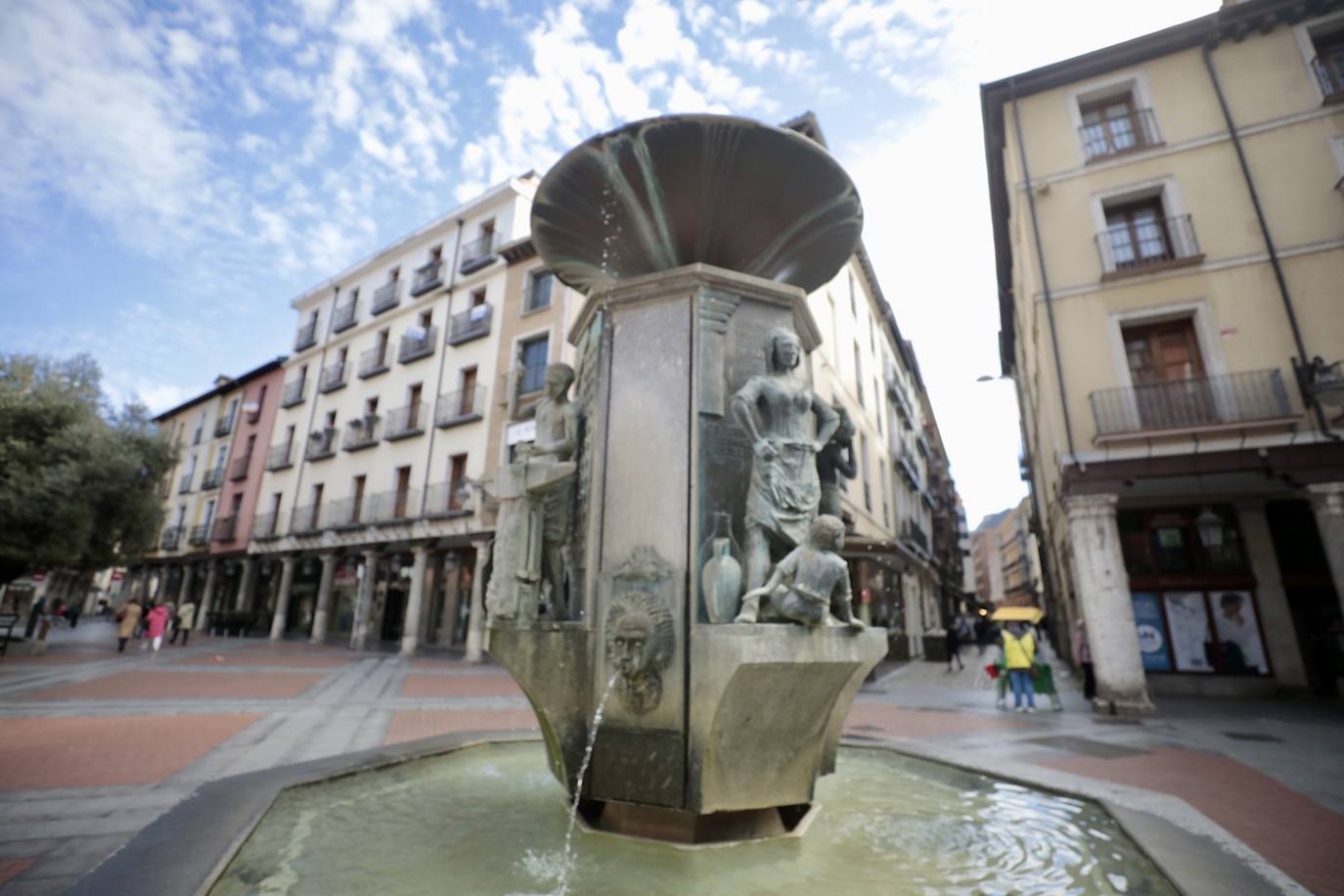 Un paseo en imágenes por la plaza de Fuente Dorada