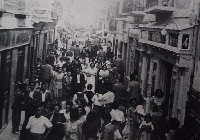 Calle Santa María de Tordesillas. A la derecha, la pastelería Galicia,