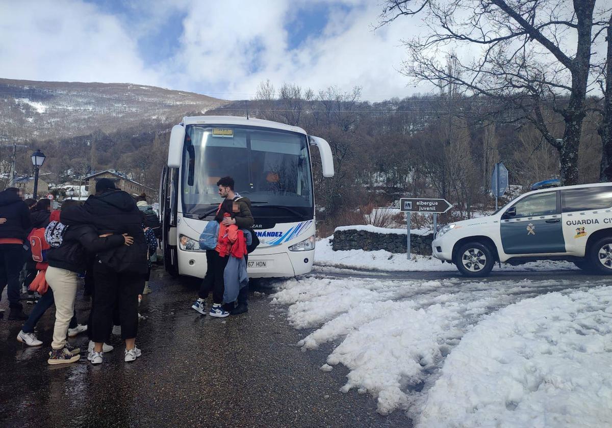 Los escolares vallisoletanos, antes de subir al autobús, tras ser auxiliados por la Guardia Civil en el albergue zamorano.