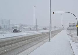 Nieve acumulada en la carretera de León a la altura de Villanubla.