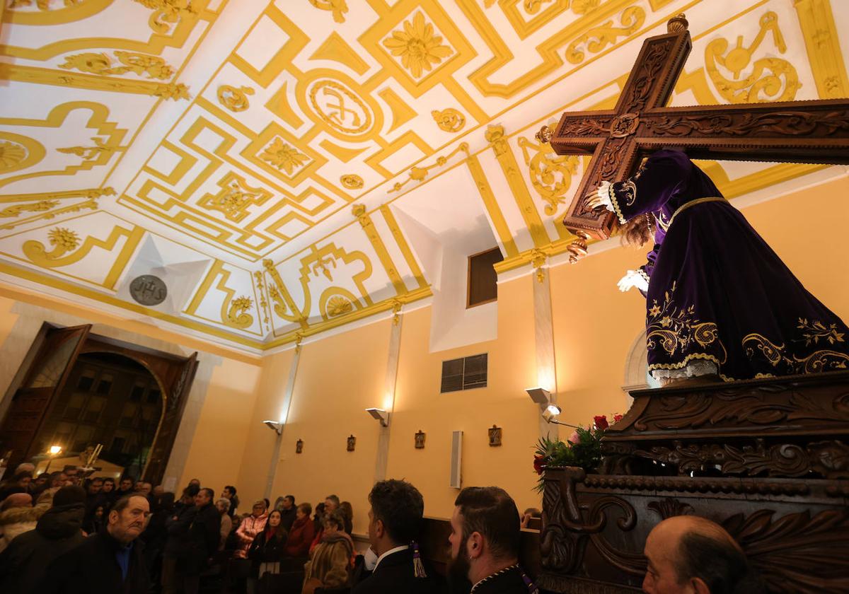 Los nazarenos salen de la capilla con 'el abuelo' a hombros.