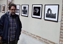 El autor, con varias de las fotografías que forman parte de la exposición.