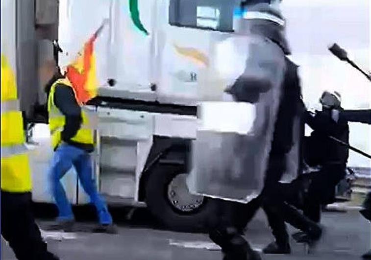 Captura del vídeo grabado por uno de los manifestantes durante la carga policial en Adanero.