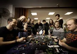 Alfonso, Miguel, José, Rosa, Luismi, Sergio, Pablo, Fanny, Óscar, Iván y Abel, en torno a un tablero de juegos.