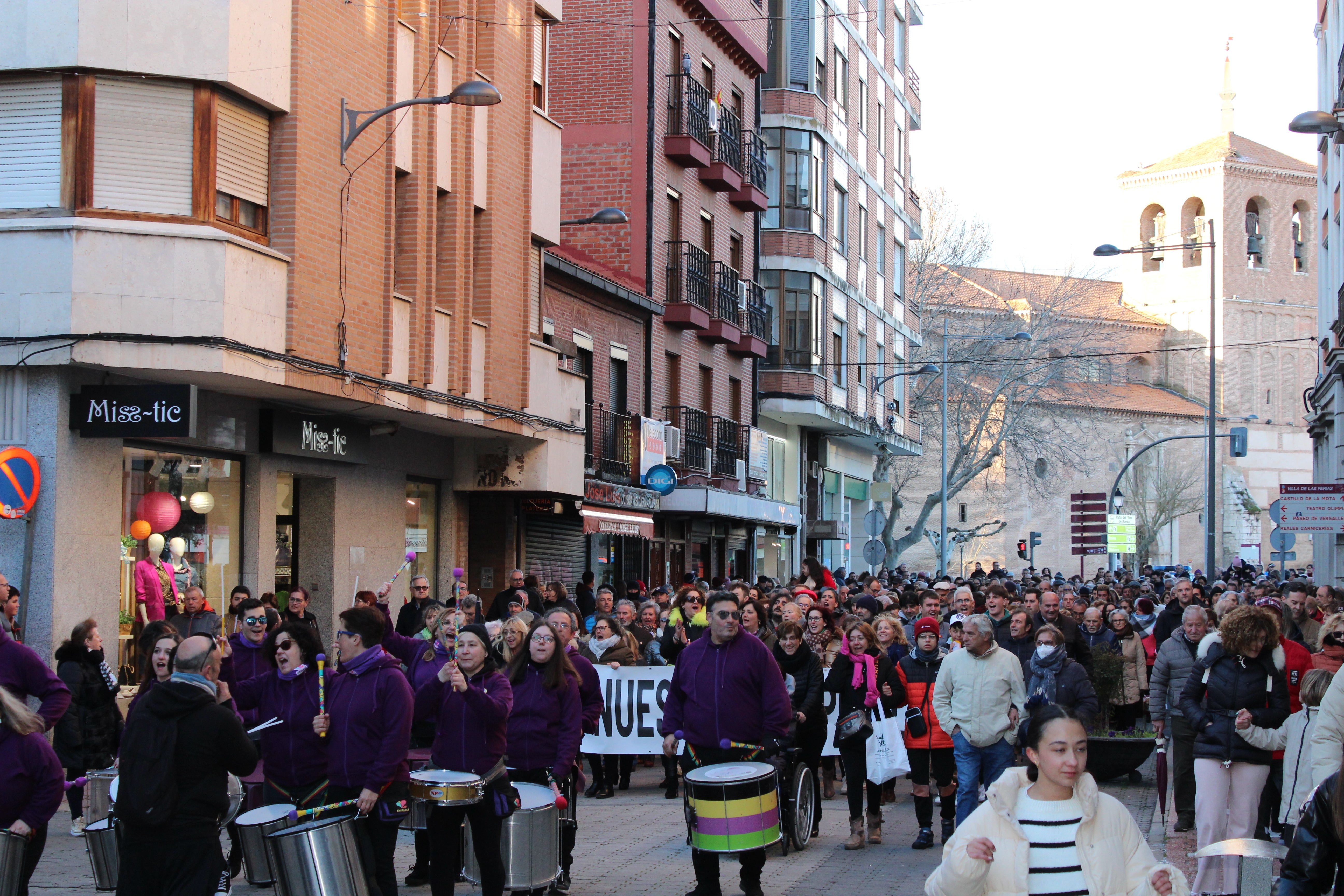 Manifestantes por la calle Padilla