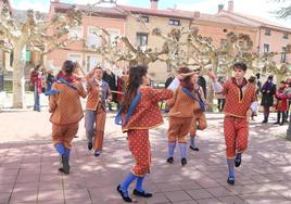 La danza del paloteo, también protagonista de la fiesta de santo Tomás en Villamediana.