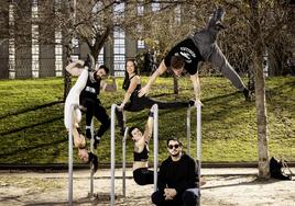 Pablo, Josmar, Víctor, Alejandra, Cristina y Diego, en el parque de calistenia de Las Moreras.