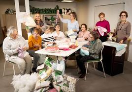 De pie, Begoña, Loli, Antonia y Paqui. Sentadas, Leonor, Tory, Pilar, Pruden, Julia y Goya, costureras voluntarias en la AECC.