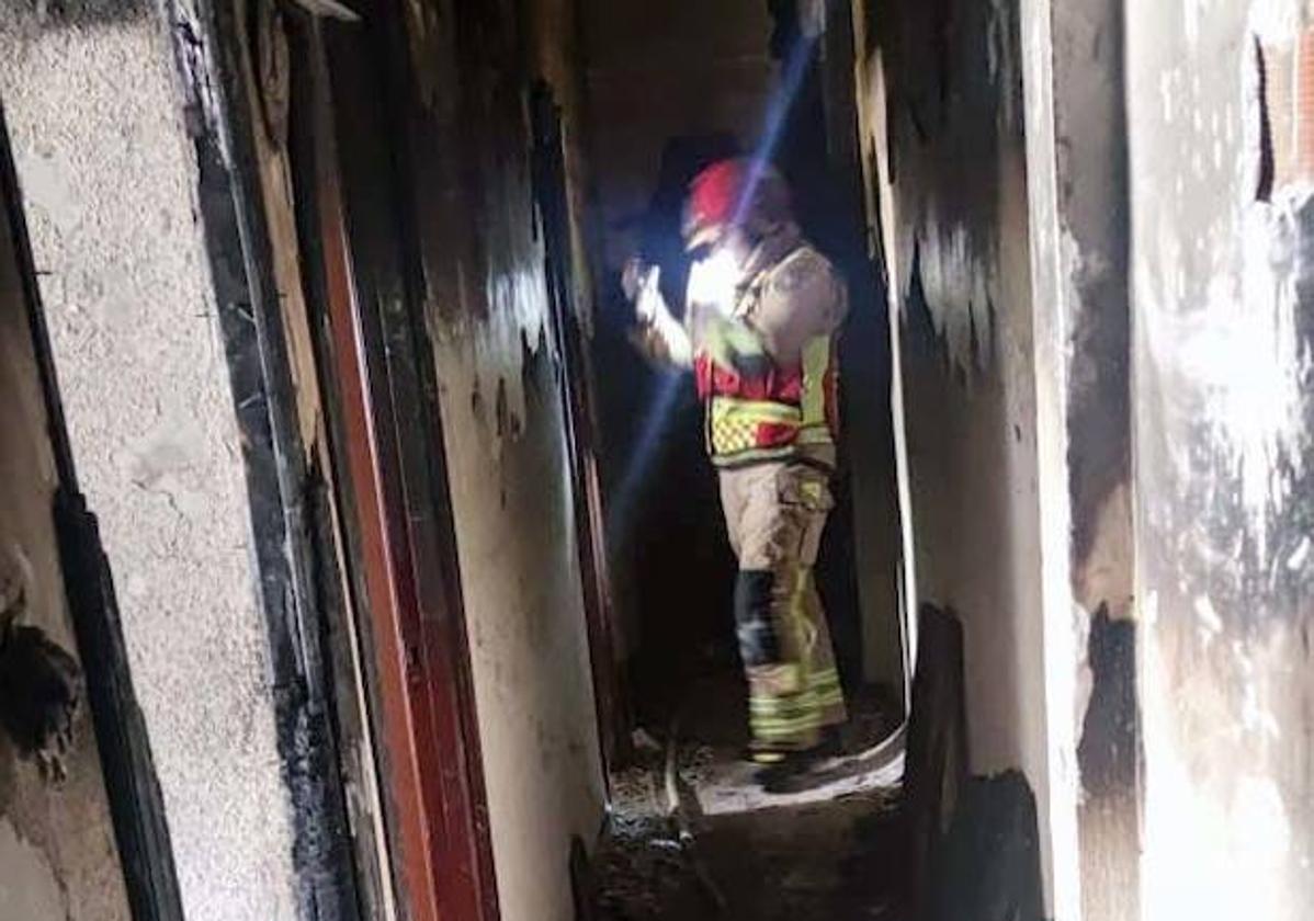 Un bombero en el interior de la vivienda siniestrada en Zamora.