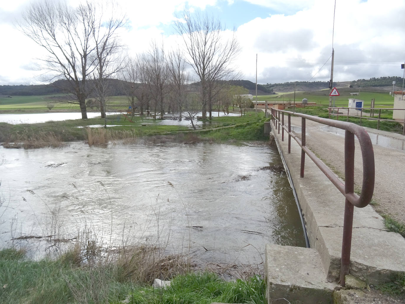 El río Esgueva a su paso por Villanueva de los Infantes