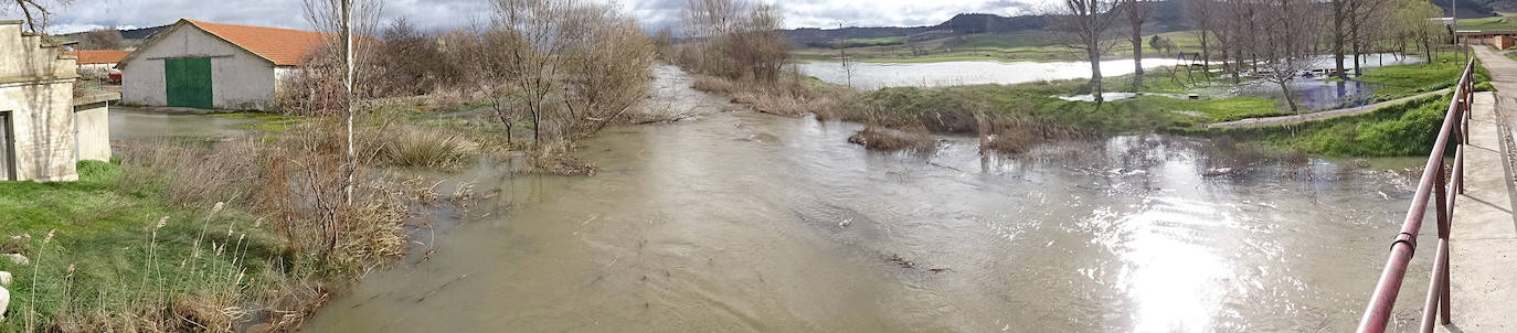 El río Esgueva a su paso por Villanueva de los Infantes