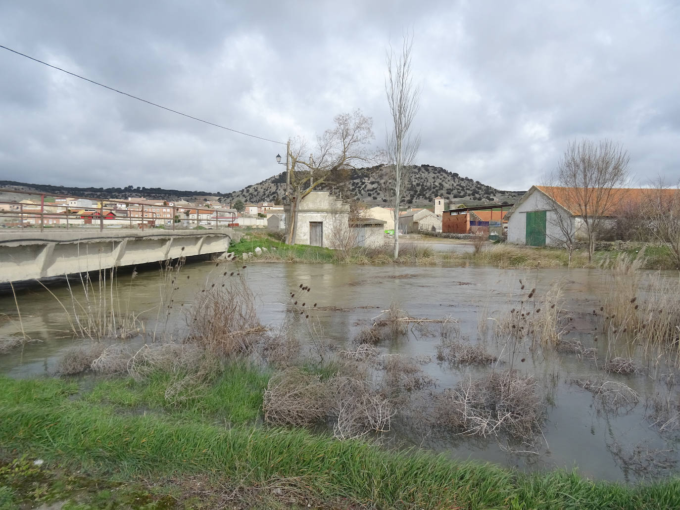 El río Esgueva a su paso por Villanueva de los Infantes