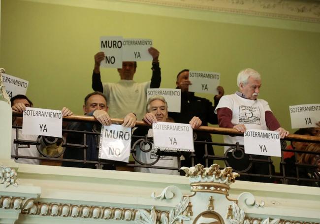 Miembros de la Plataforma por el Soterramiento, con el ex socialista Cecilio Vadillo en primer término, durante el Pleno.