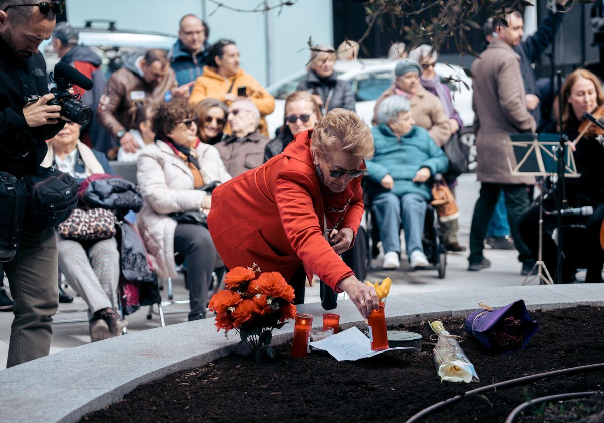 Ofrenda floral en la calle Téllez de Madrid.