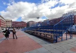 Montaje de las gradas en la Plaza Mayor.