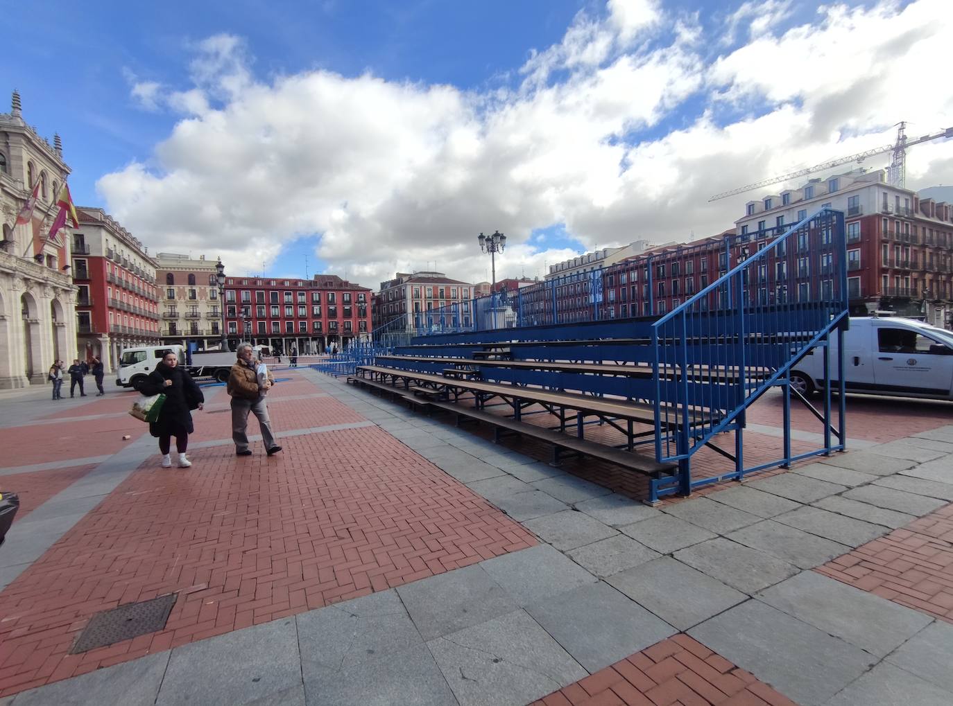 Montaje de las gradas en la Plaza Mayor.