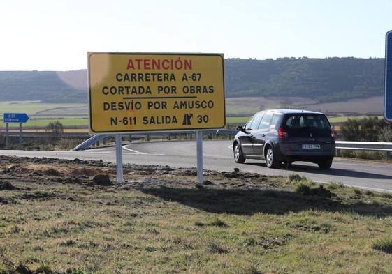 Carteles que indican el desvío, si bien a primera hora de la mañana aún no se había cortado la A-67.