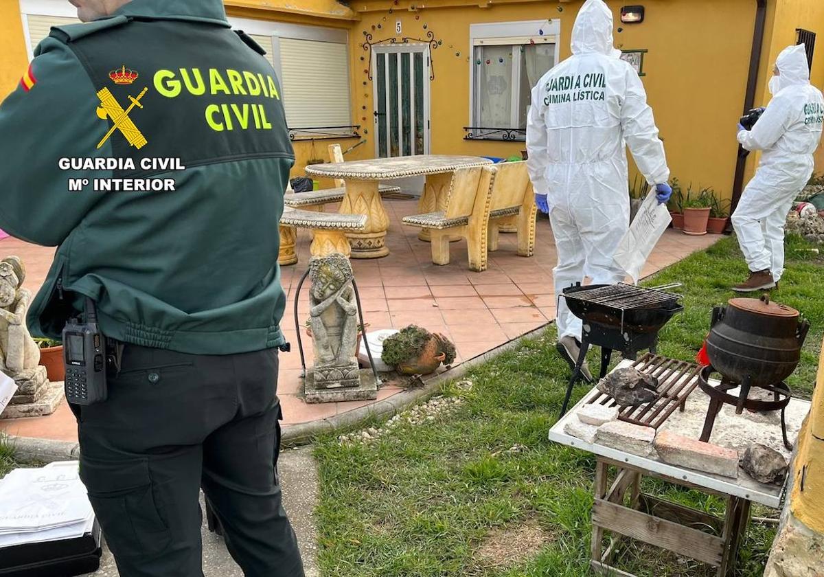 La Guardia Civil, en la vivienda donde ocurrieron los hechos, en Autilla del Pino.