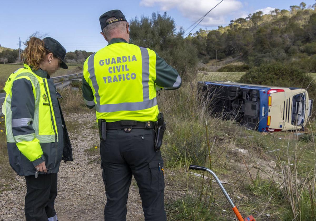 Dos agentes de la Guardia Civil trabajan en el lugar del accidente