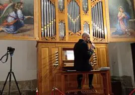 Daniel Oyarzábal, se dirige al público durante el concierto en la iglesia de San Felipe Neri.