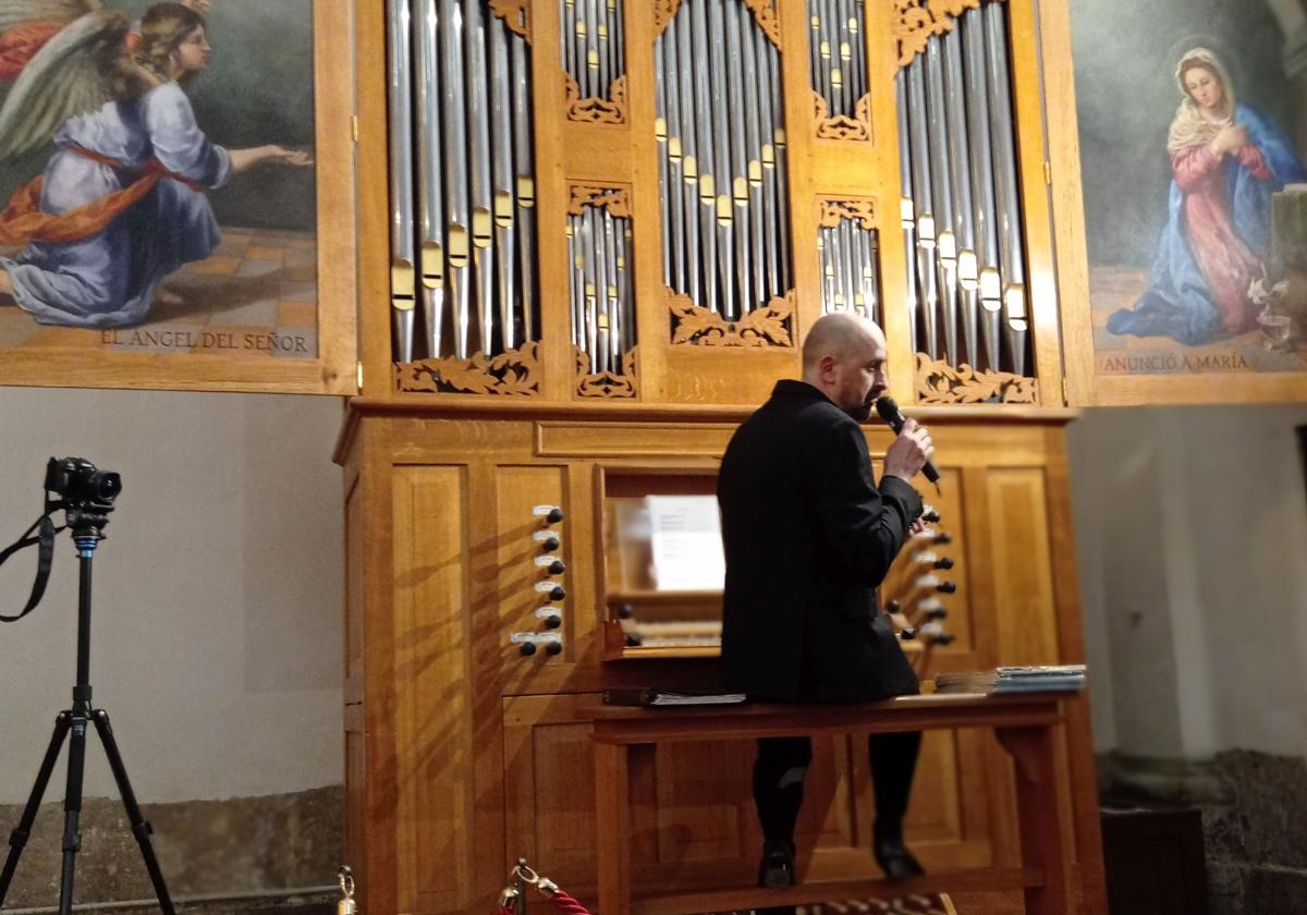 Daniel Oyarzábal, se dirige al público durante el concierto en la iglesia de San Felipe Neri.