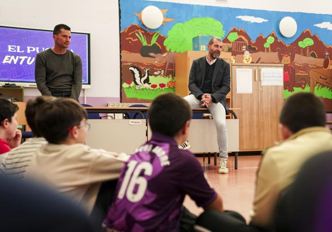 Javi Torres y David Espinar se dirigen a los alumnos.