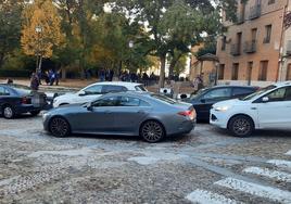 Vehículos aparcados en el casco histórico, a la salida de los colegios.