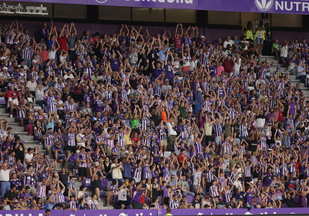 Afición del Real Valladolid en el estadio José Zorrilla durante el partido de la primera vuelta ante el Burgos CF.