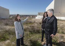 Miembros de la junta directiva y socios de Autismo Segovia, en la parcela que albergará el centro de día.