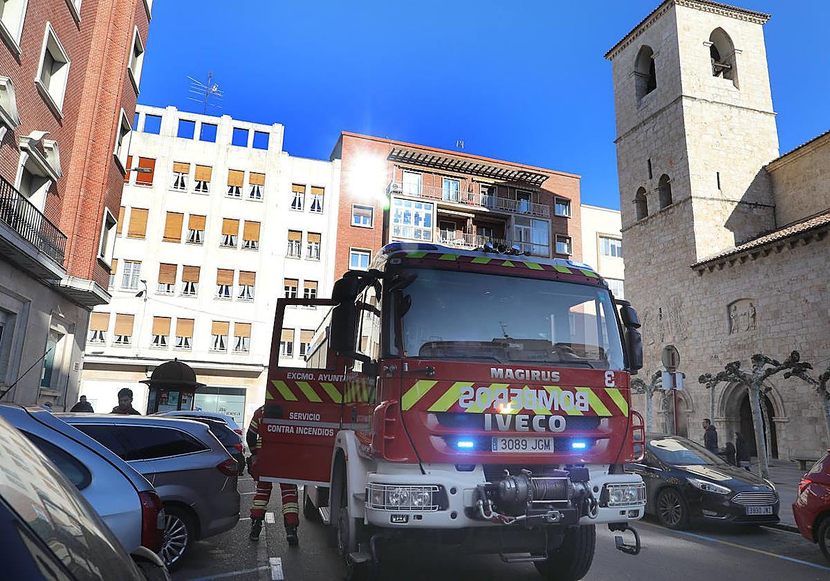 Los bomberos del Ayuntamiento de Palencia, en una intervención en San Lázaro.