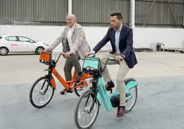 Jesús Julio Carnero y Roberto Migallón, alcaldes de Valladolid y Zaratán, prueban las bicicletas tras la firma del acuerdo, en una imagen de archivo.