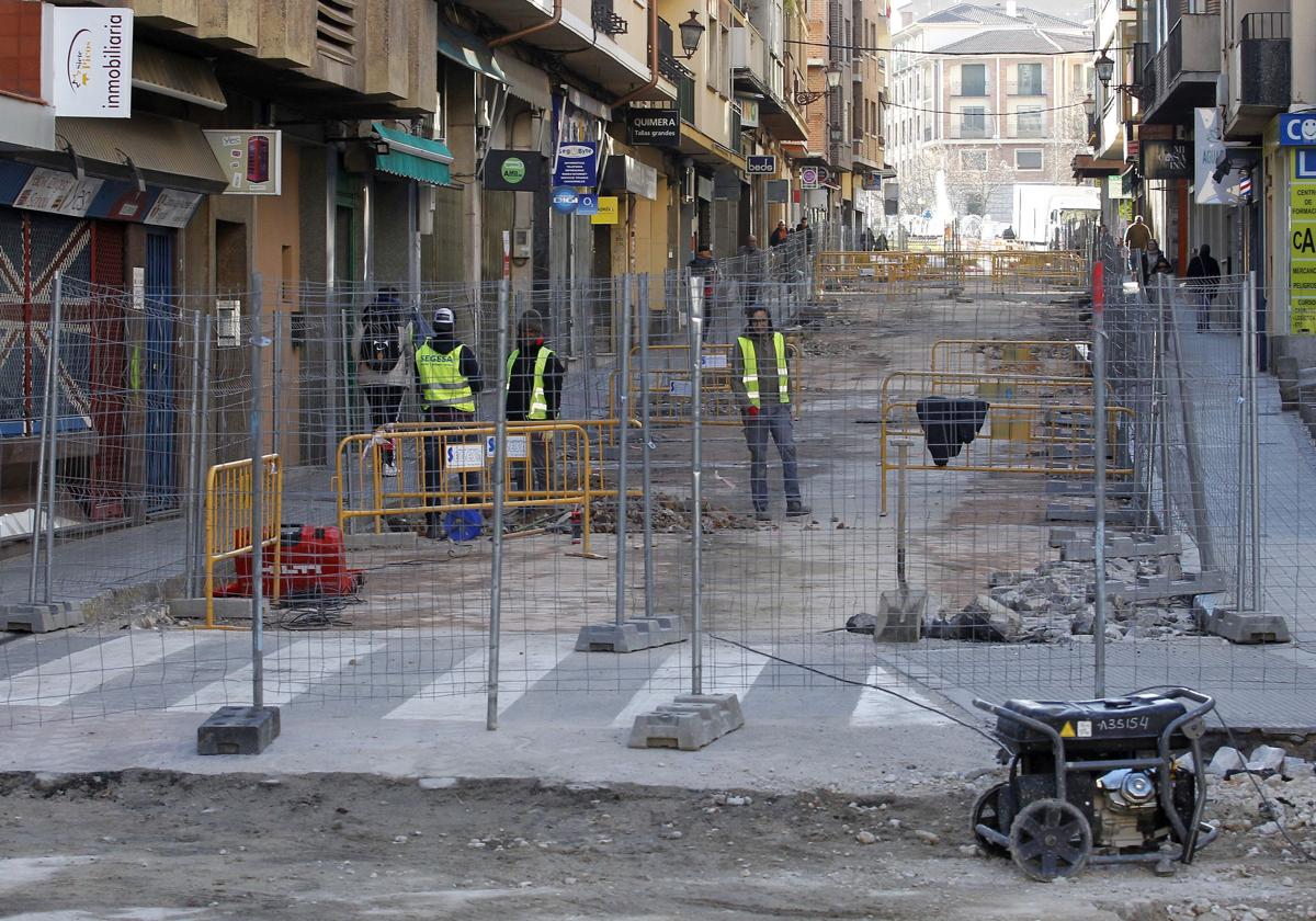 Operarios en las obras de la calle Blanca de Silos, este martes.