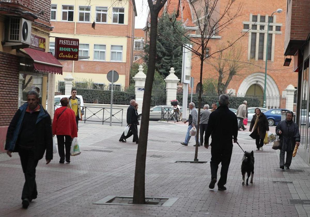 Inicio de la calle Vegafria, con la iglesia del Carmen al fondo en el barrio de las Delicias.