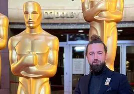 Carlos Sánchez, el burgalés que ha cortado jamón ibérico en los Oscars, posa en la alfombra roja del Dolby Theatre