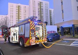 Los bomberos, durante la intervención.