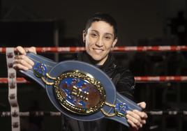 Isa Rivero exhibe su cinturón de campeona de Europa del peso mínimo en el ring del gimnasio Hermes Fitness Club.