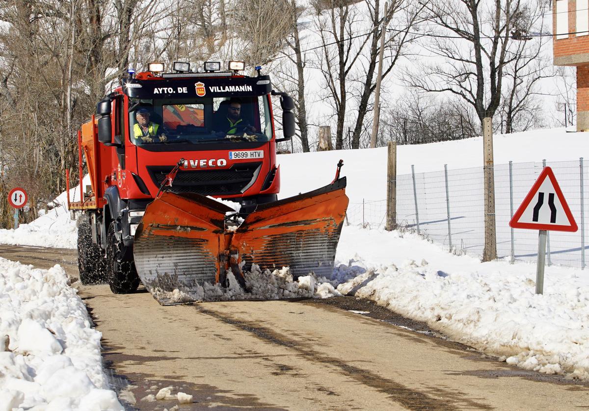 Una máquina retira nieve acumulada en una carretera de un pueblo de León, a principios de marzo.