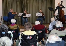 El público sigue el concierto de la Oscyl, este martes en la residencia Puente de Hierro.
