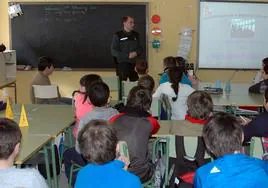 La Guardia Civil imparte una charla informativa en un colegio de San Rafael para prevenir el acoso escolar.