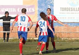 Los jugadores del Tordesillas celebran un gol.