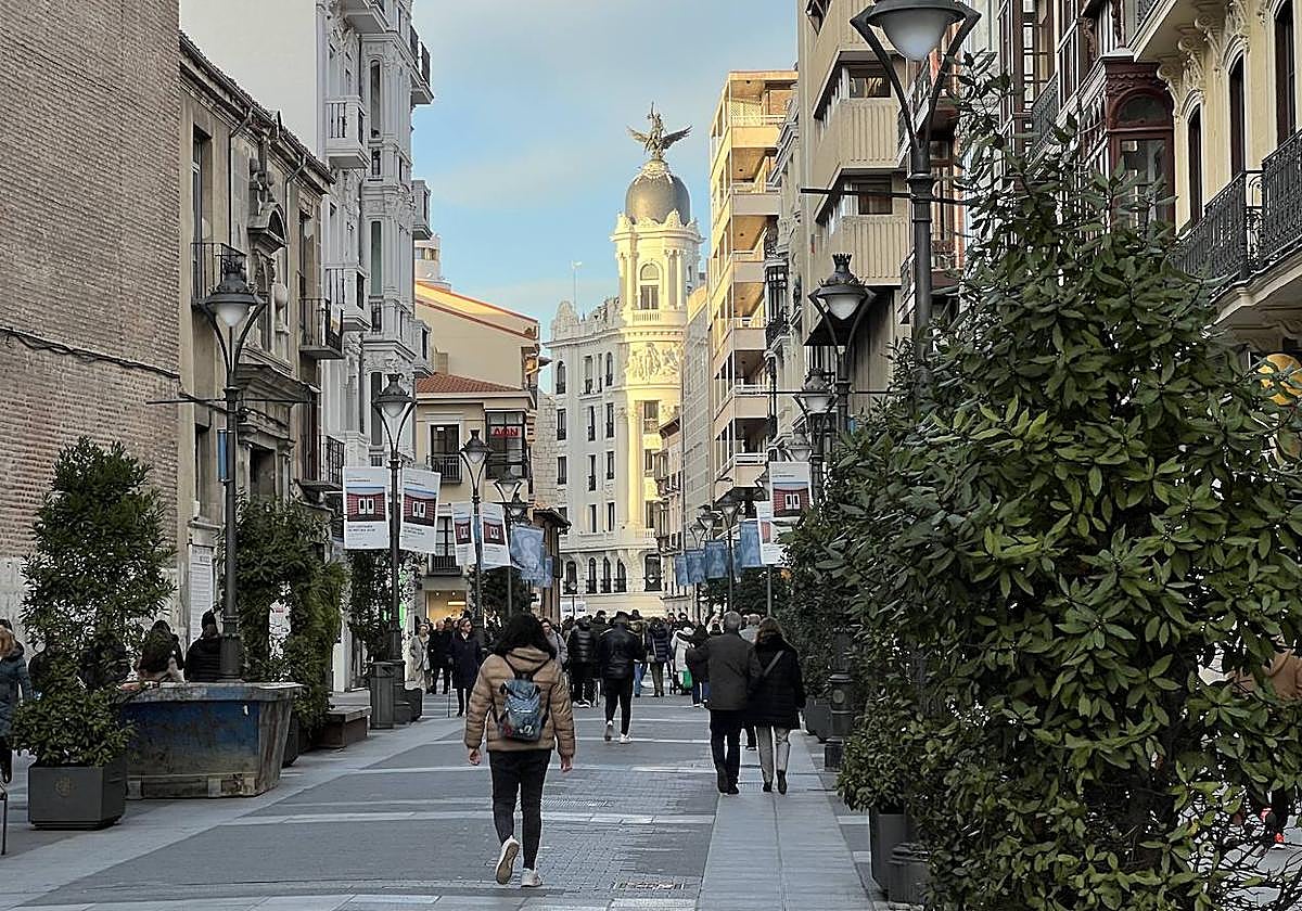 Varias personas caminan por la calle Santiago de Valladolid, en una imagen de archivo.