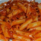 Macarrones con tomate y carne picada