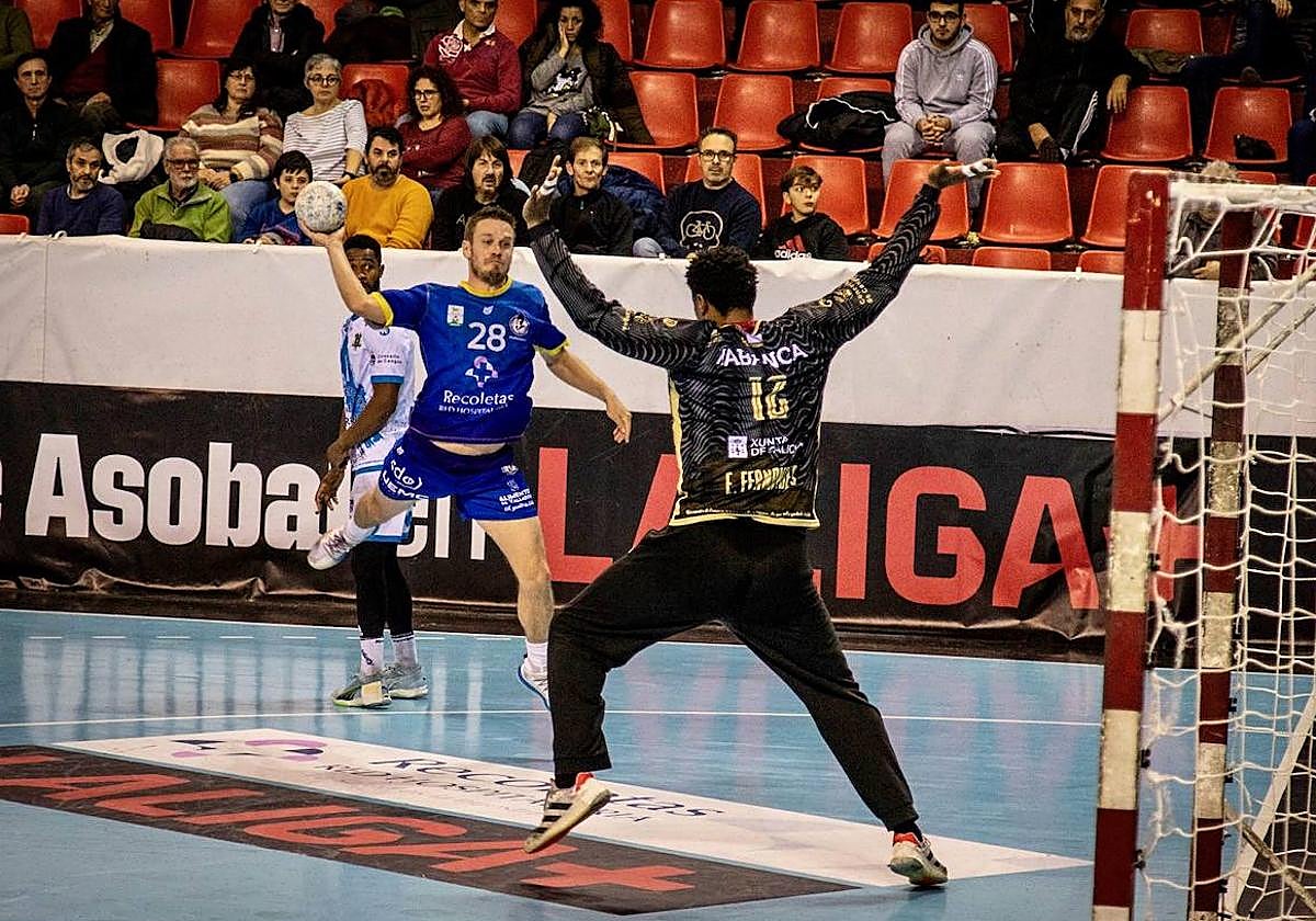 Miguel camino tratando de marcar al portero rival.