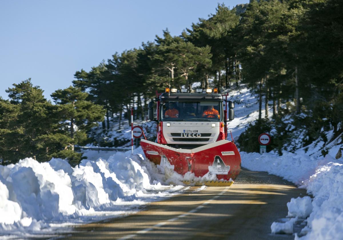 Una máquina retira nieve acumulada en una carretera de Salamanca, este martes.