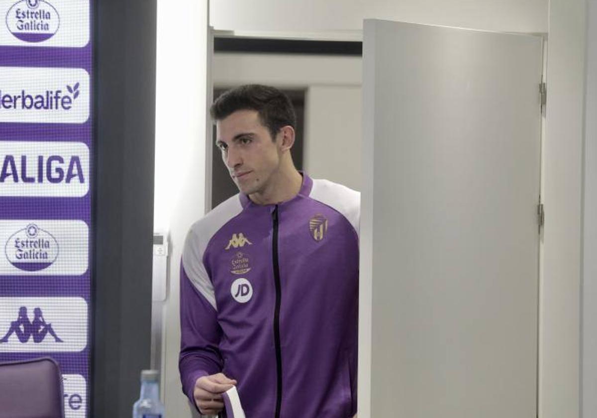 César Tárrega, entrando a la rueda de prensa.