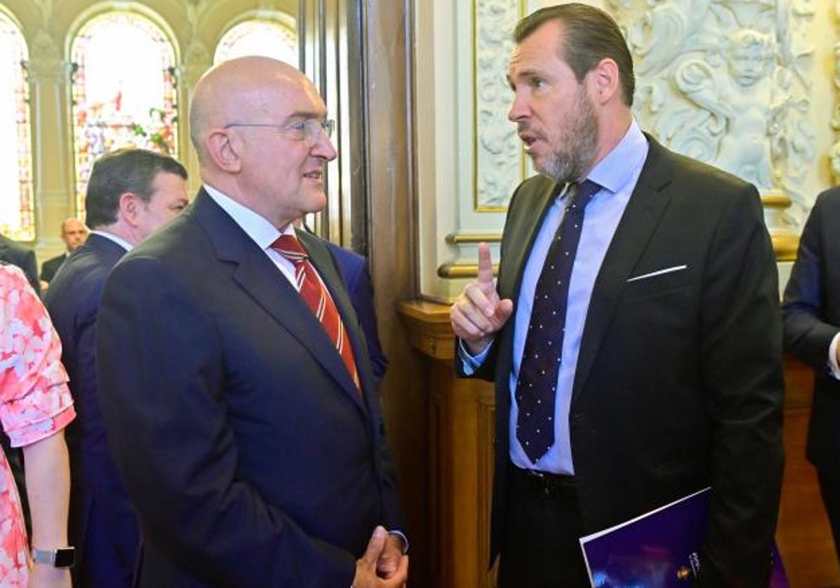 Jesús Julio Carnero y Óscar Puente charlan el día de la toma de posesión del primero como alcalde.