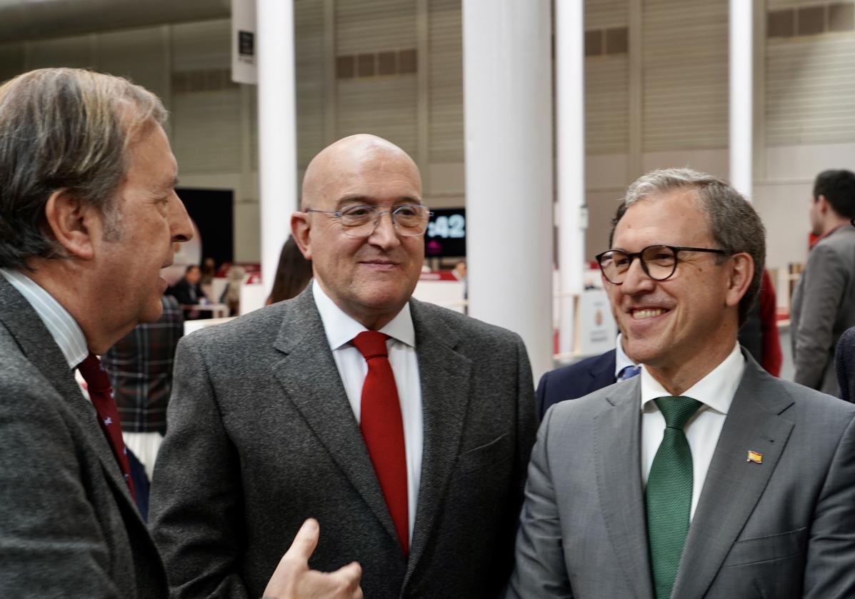 El consejero de Empleo, Mariano Veganzones (derecha), este miércoles junto al alcalde de Valladolid, Jesús Julio Carnero.